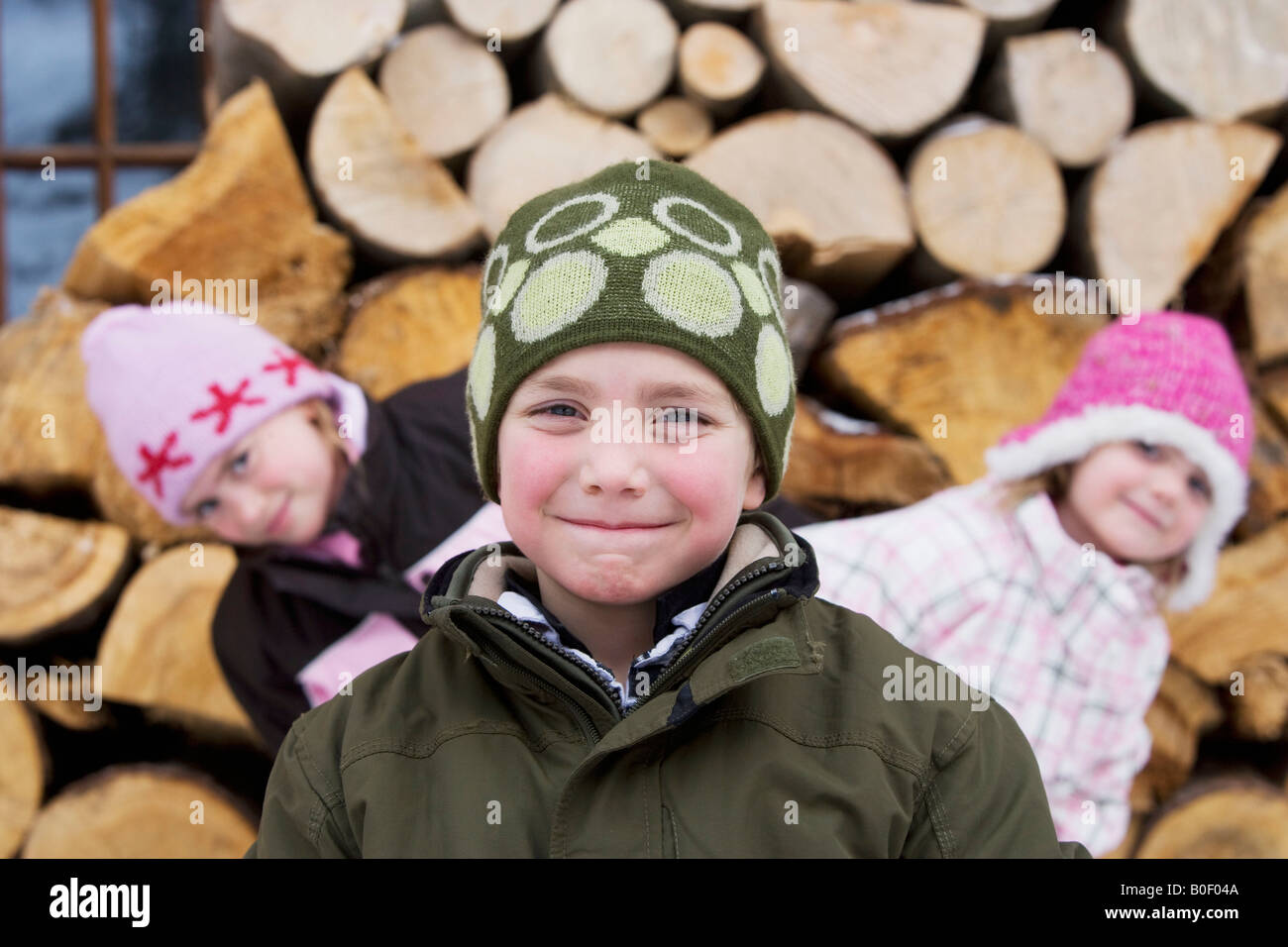 Posiert mit Wintermützen für Kinder Stockfoto