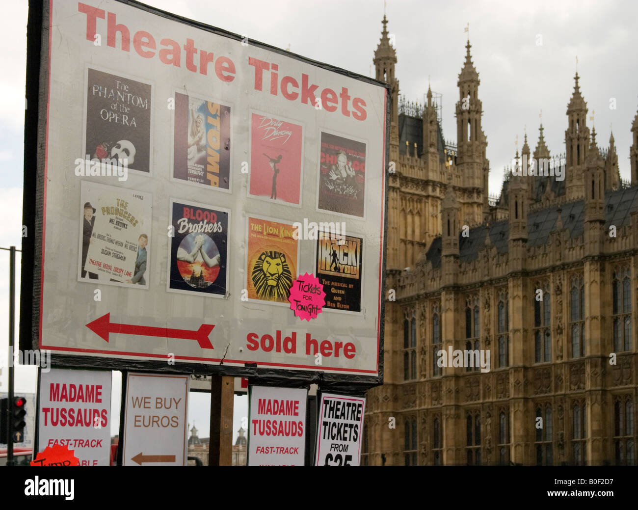 Theater-Box-Office-Zeichen gegenüber den Houses Of Parliament, London Stockfoto