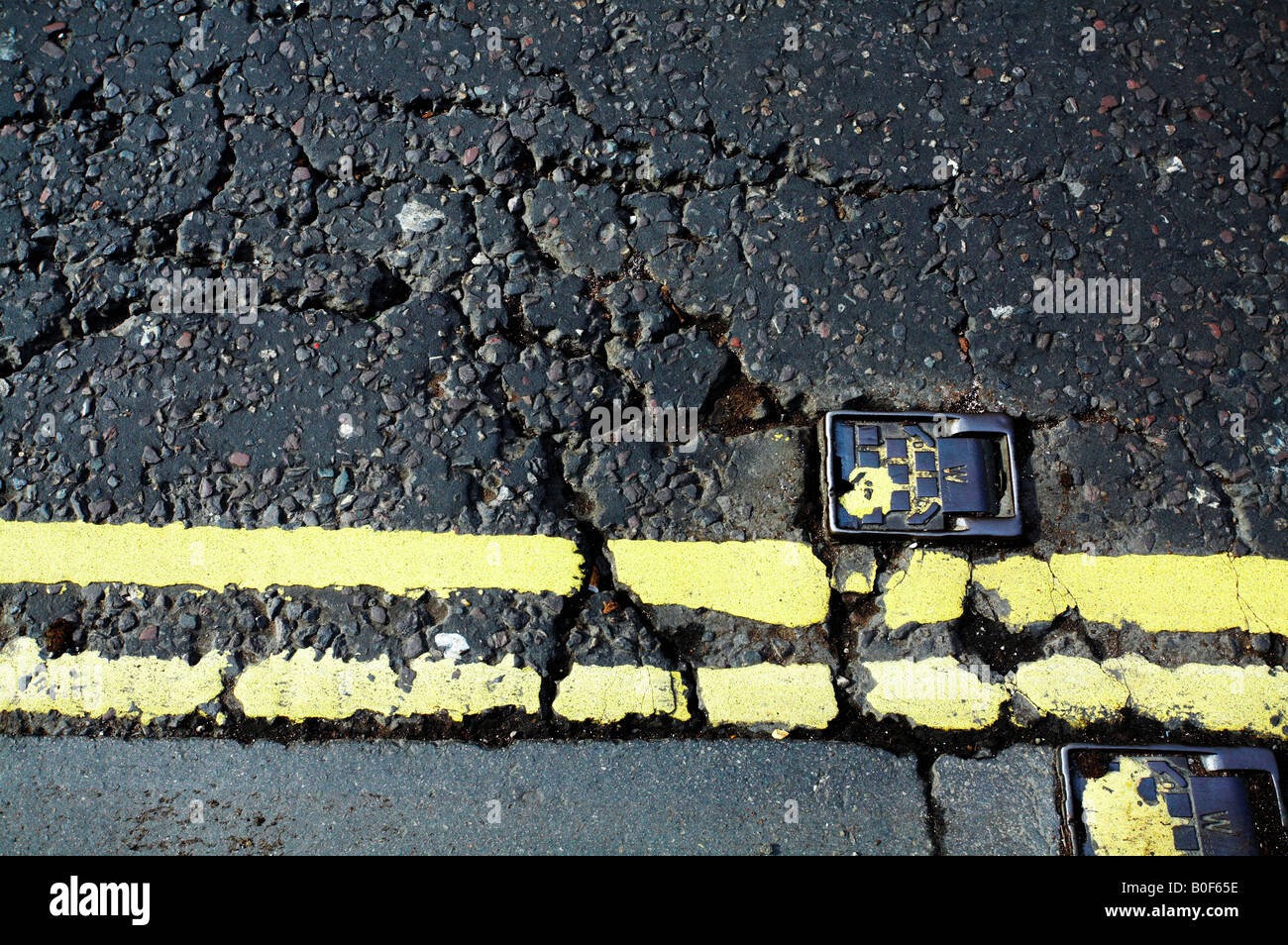 Rissig und kaputt Asphaltstraße Straße in schlechtem Zustand in London England UK Stockfoto