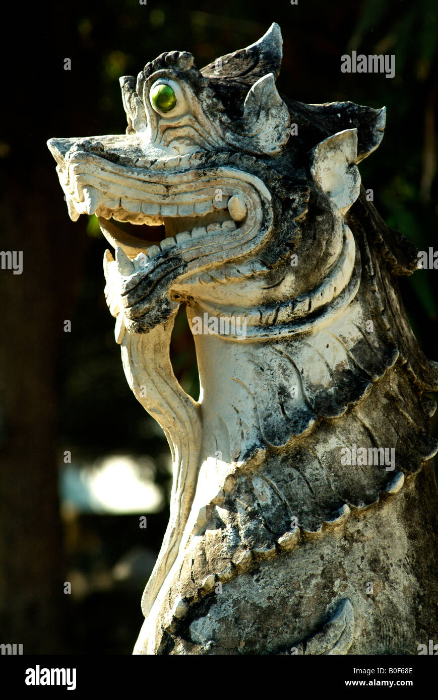 Ein Putz und Alterung Singh oder Lion Wächter in einem buddhistischen Tempel, Thailand. Stockfoto