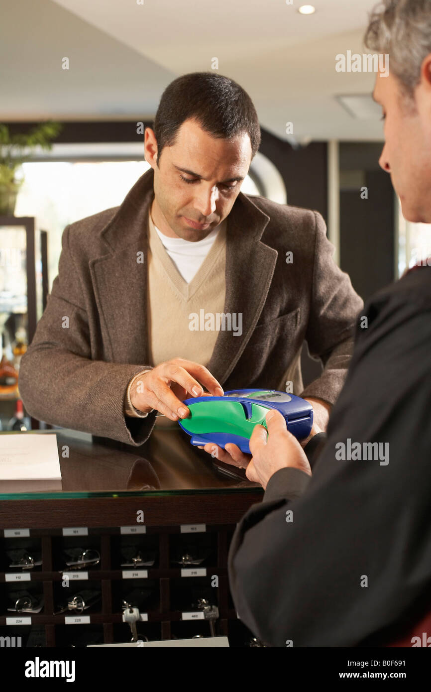 Hotelgäste, die Zahlung per Kreditkarte Stockfoto