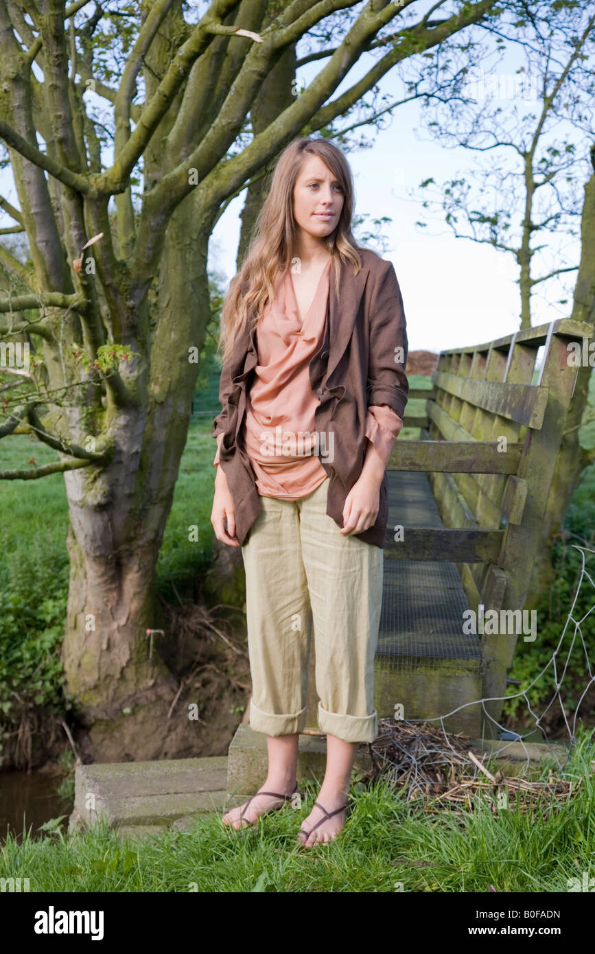 Model posiert in Landschaft Stockfoto