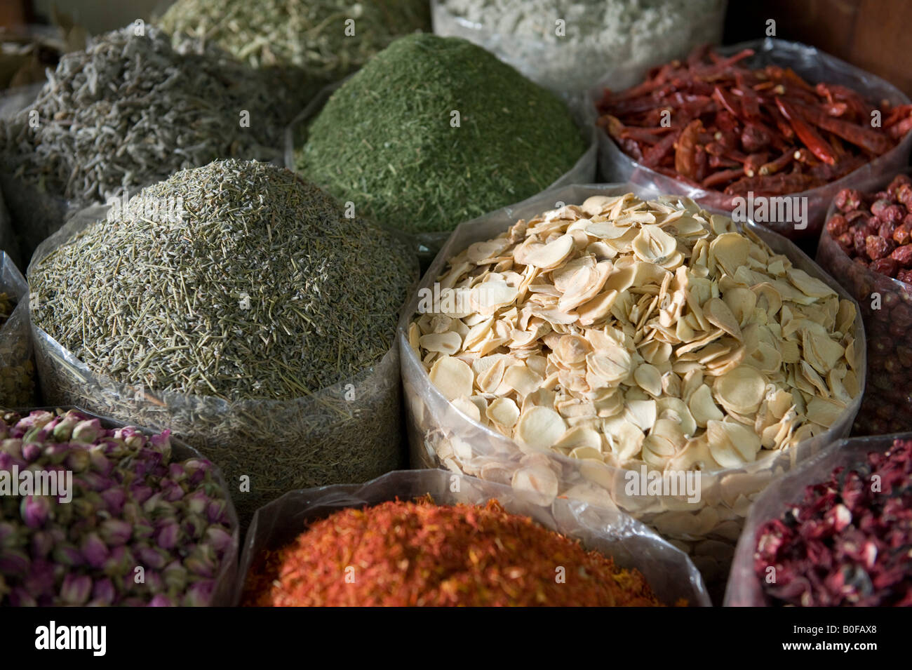 Dubai, Vereinigte Arabische Emirate (VAE). Die Spice Souk (Markt). Getrocknete Kräuter und Gewürze Stockfoto