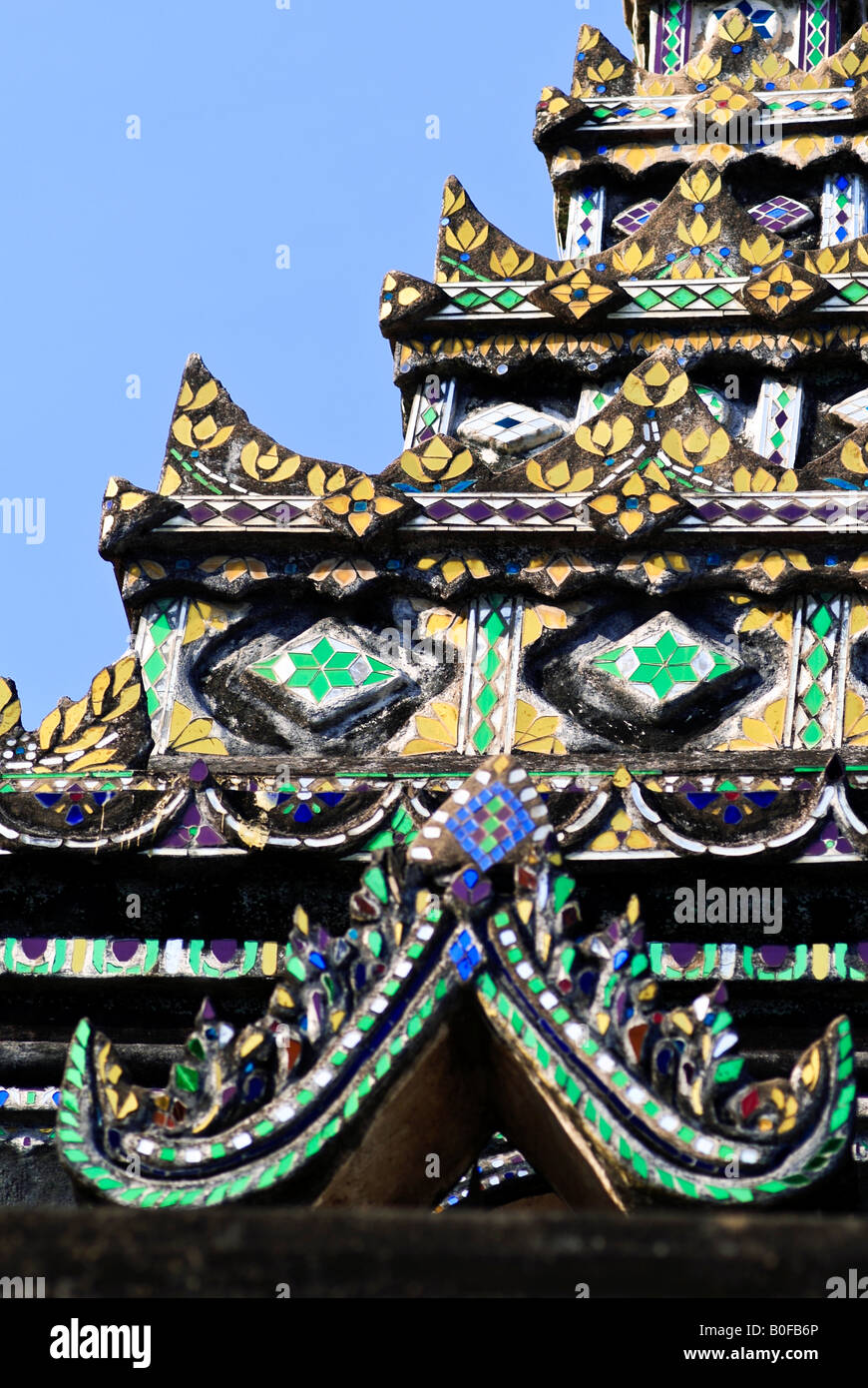 Die Glashütte und Mosaiken ein mehrstufiges buddhistischen Tempel Dach, Thailand. Stockfoto