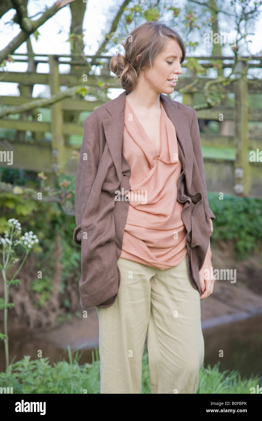 Model posiert in Landschaft Stockfoto