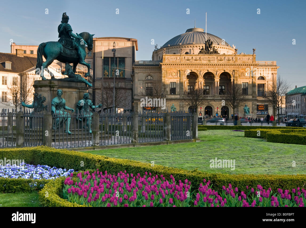 Christian V Equestrian Statue & Royal Theatre, Kongens Nytorv, Kopenhagen, Dänemark, Europa Stockfoto
