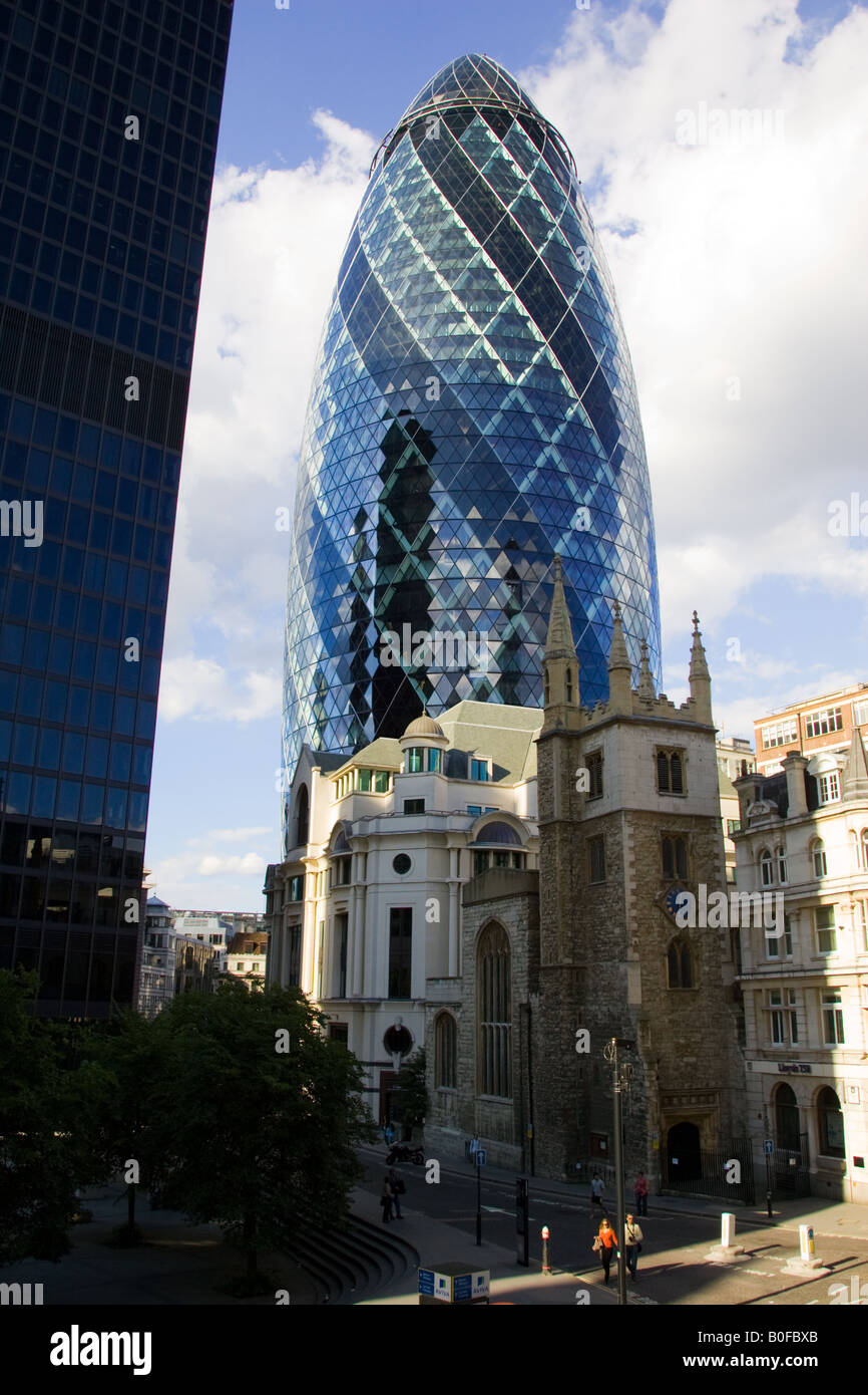 Kirche St. Andrew Undershaft vor der Swiss Re Gebäude London England Vereinigtes Königreich Stockfoto