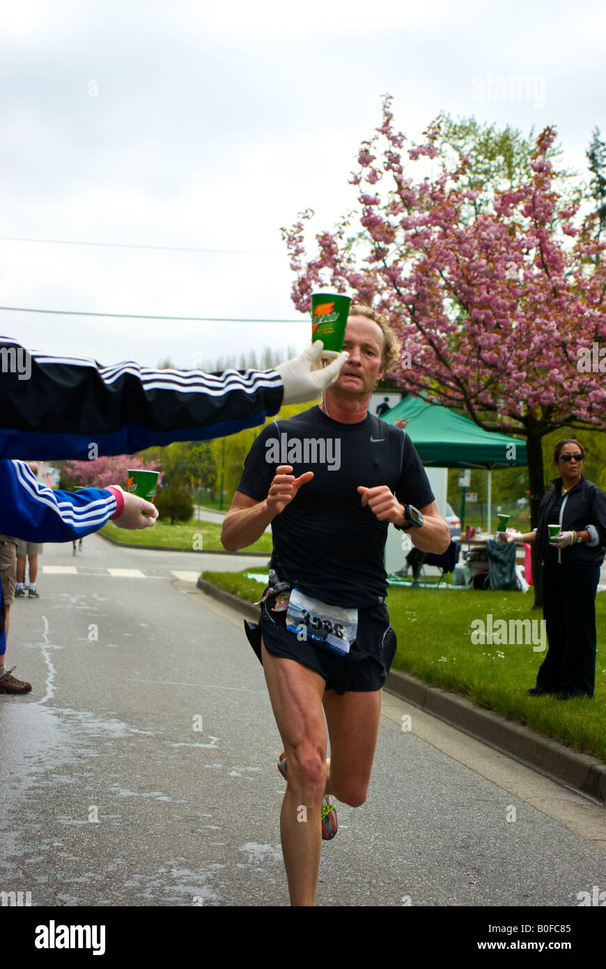 Läufer immer feuchtigkeitsspendende hohe Energie Getränk in Vancouver-Marathon-Rennen. Stockfoto