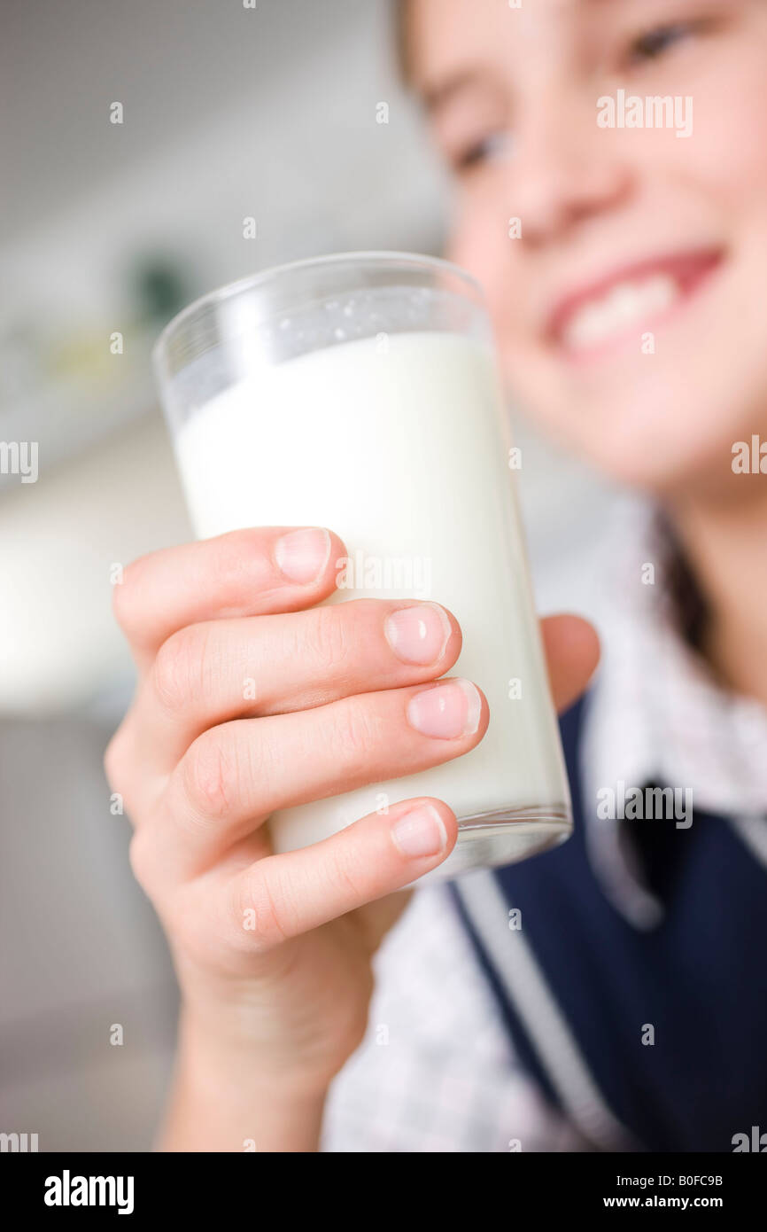 Junge, ein Glas Milch trinken Stockfoto