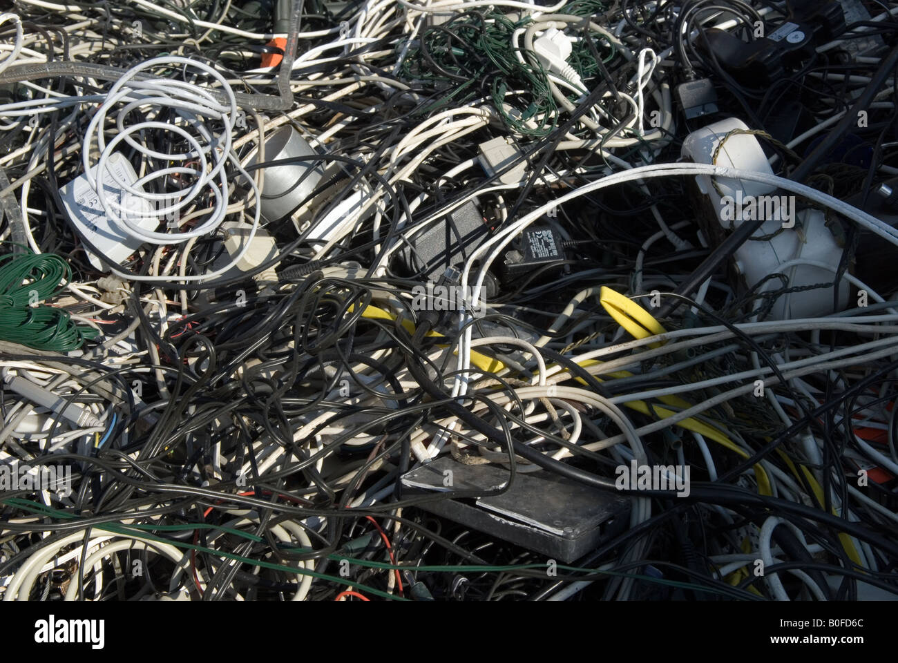Haushalt elektrische Leitungen bei einem Recyclingzentrum in Oldenburg, Niedersachsen, Deutschland eingesetzt. Stockfoto