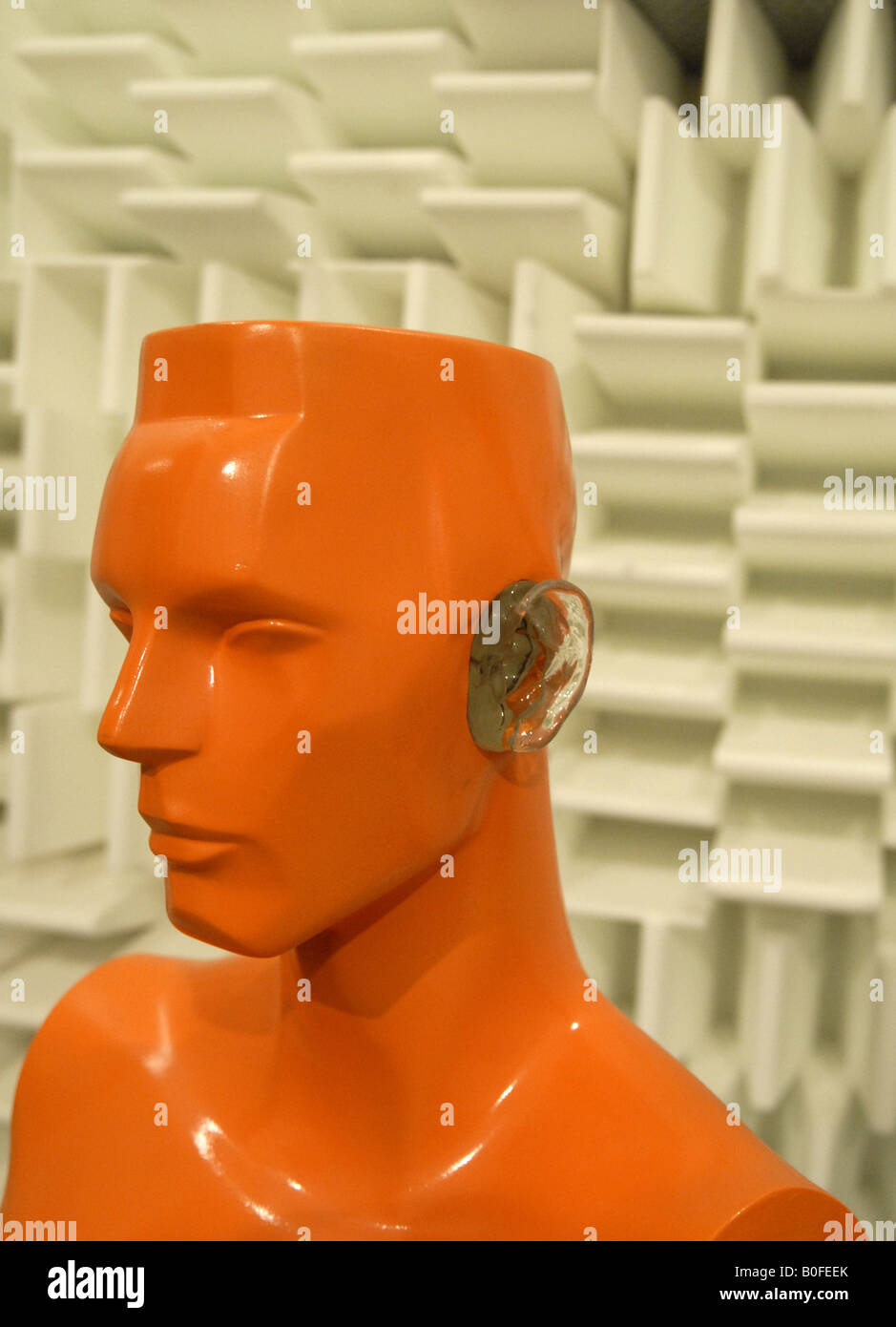 Dummy-Kopf-Mikrofon in einem schalltoten Raum mit Absorber. Stockfoto