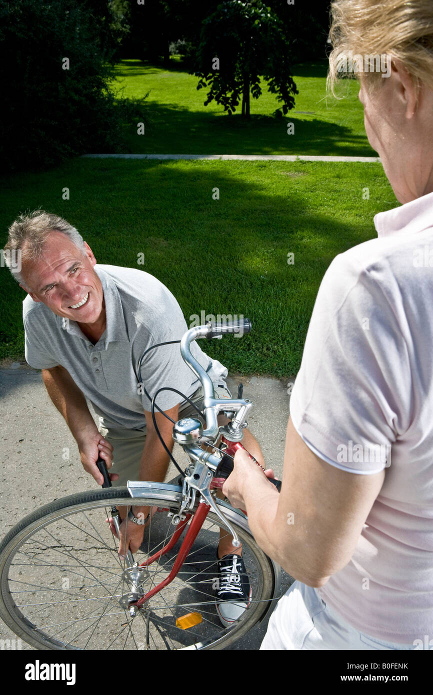 Fahrrad-Reifen aufpumpen Frau Mann Stockfoto