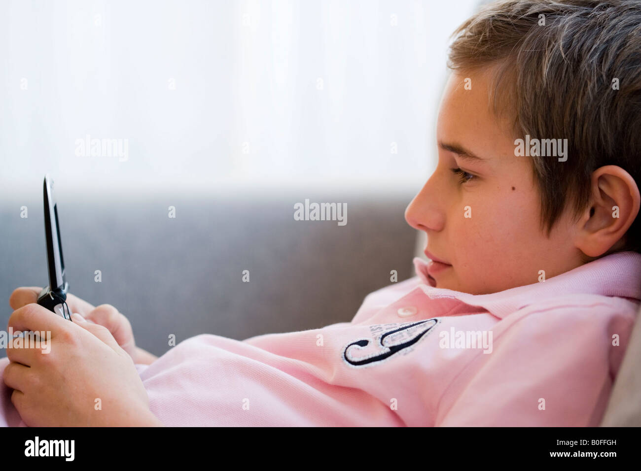 Jungen spielen mit Handy Stockfoto