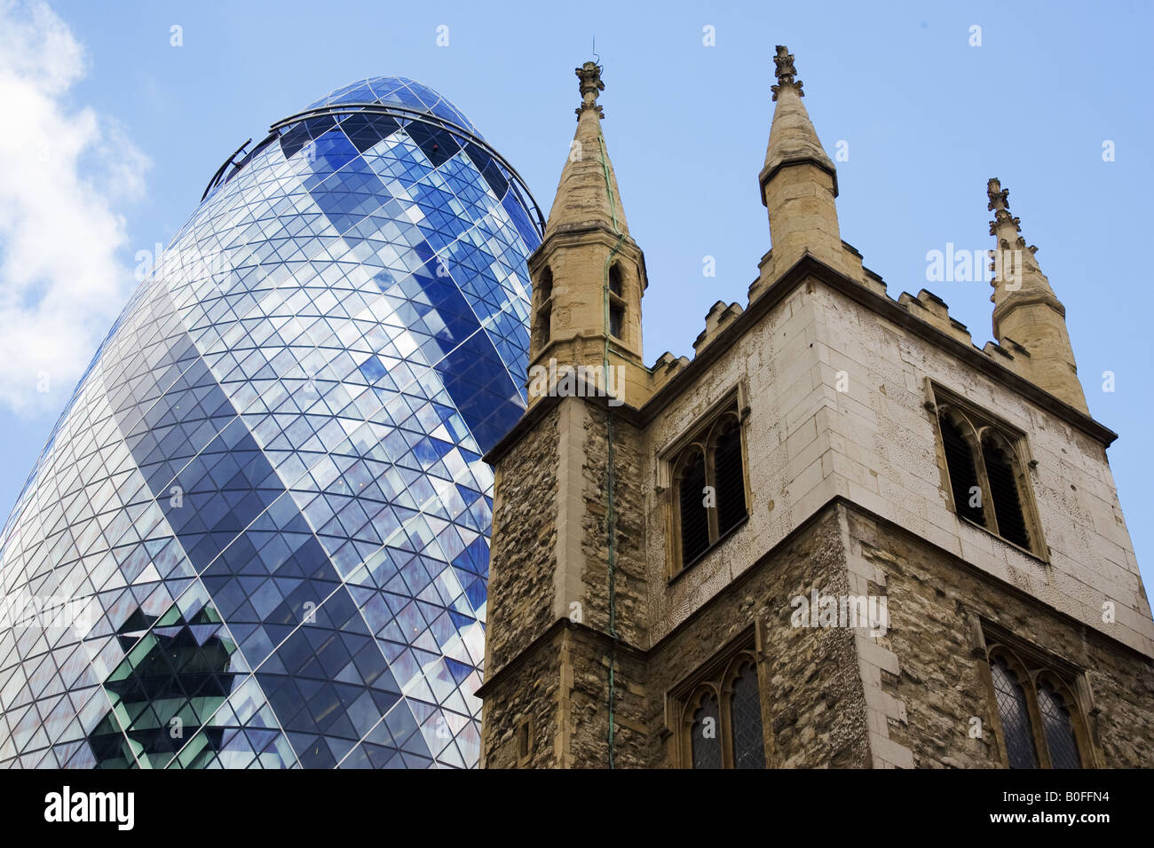 Kirche St. Andrew Undershaft vor der Swiss Re Gebäude London England Vereinigtes Königreich Stockfoto