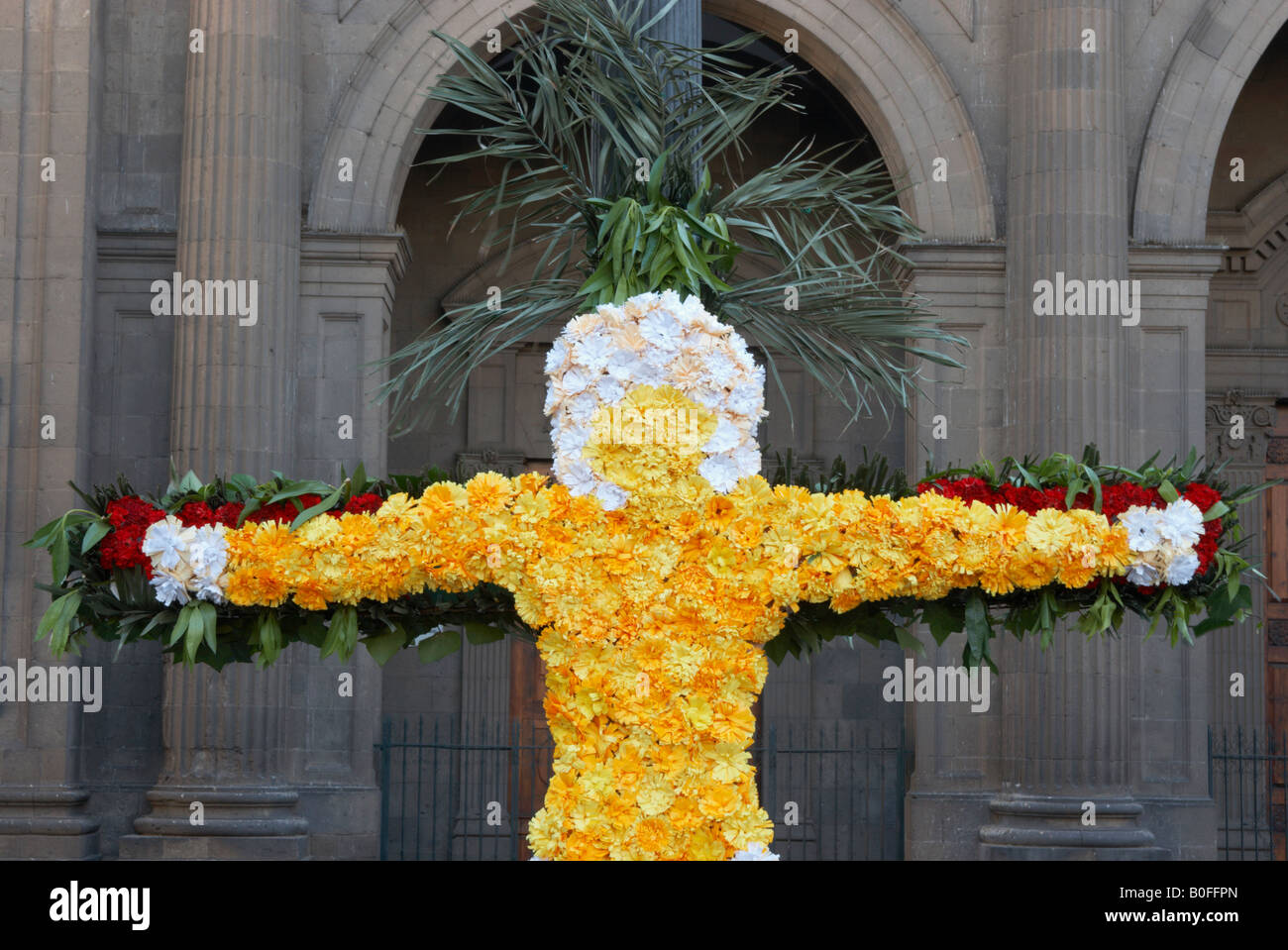 Jesus am Kreuz aus Blumen gemacht. Cruces de Mayo (Mai Kreuze) Fiesta in Las Palmas, Gran Canaria. Stockfoto