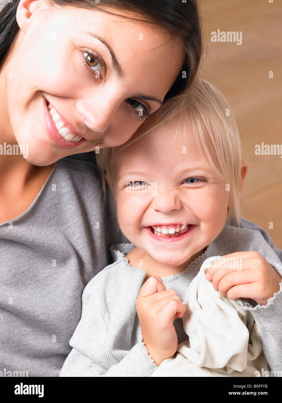Mutter und Tochter lächelnd Stockfoto
