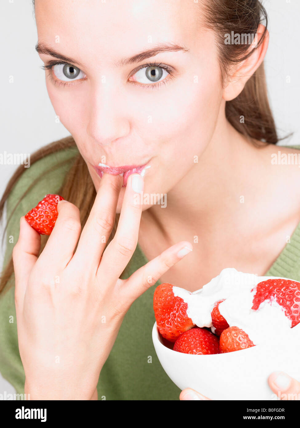 Frau, Essen Erdbeeren Stockfoto