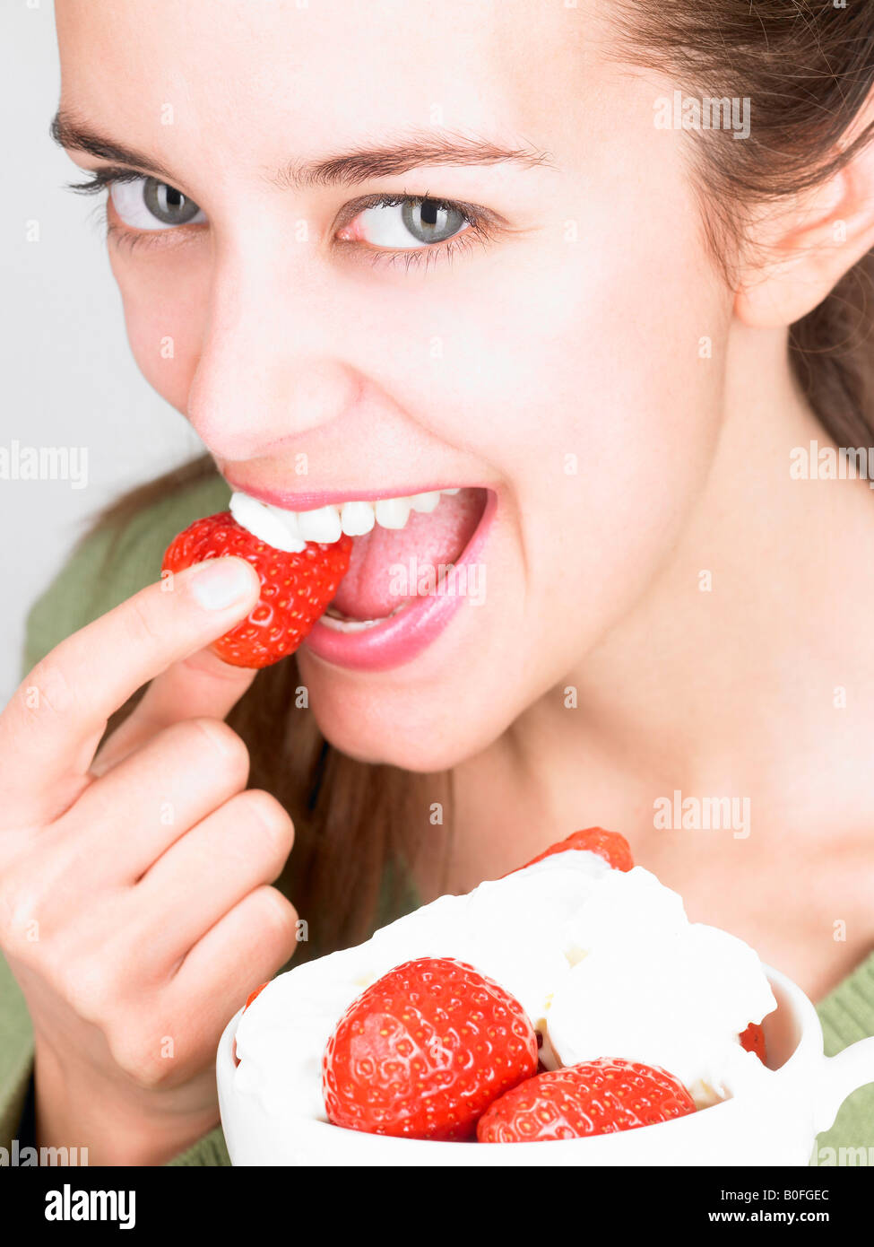 Frau, Essen Erdbeeren Stockfoto