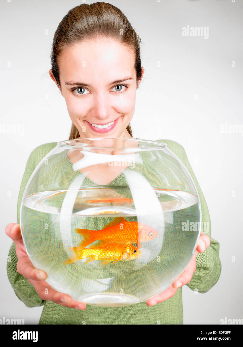 Frau reichte ein Goldfisch Aquarium Stockfoto