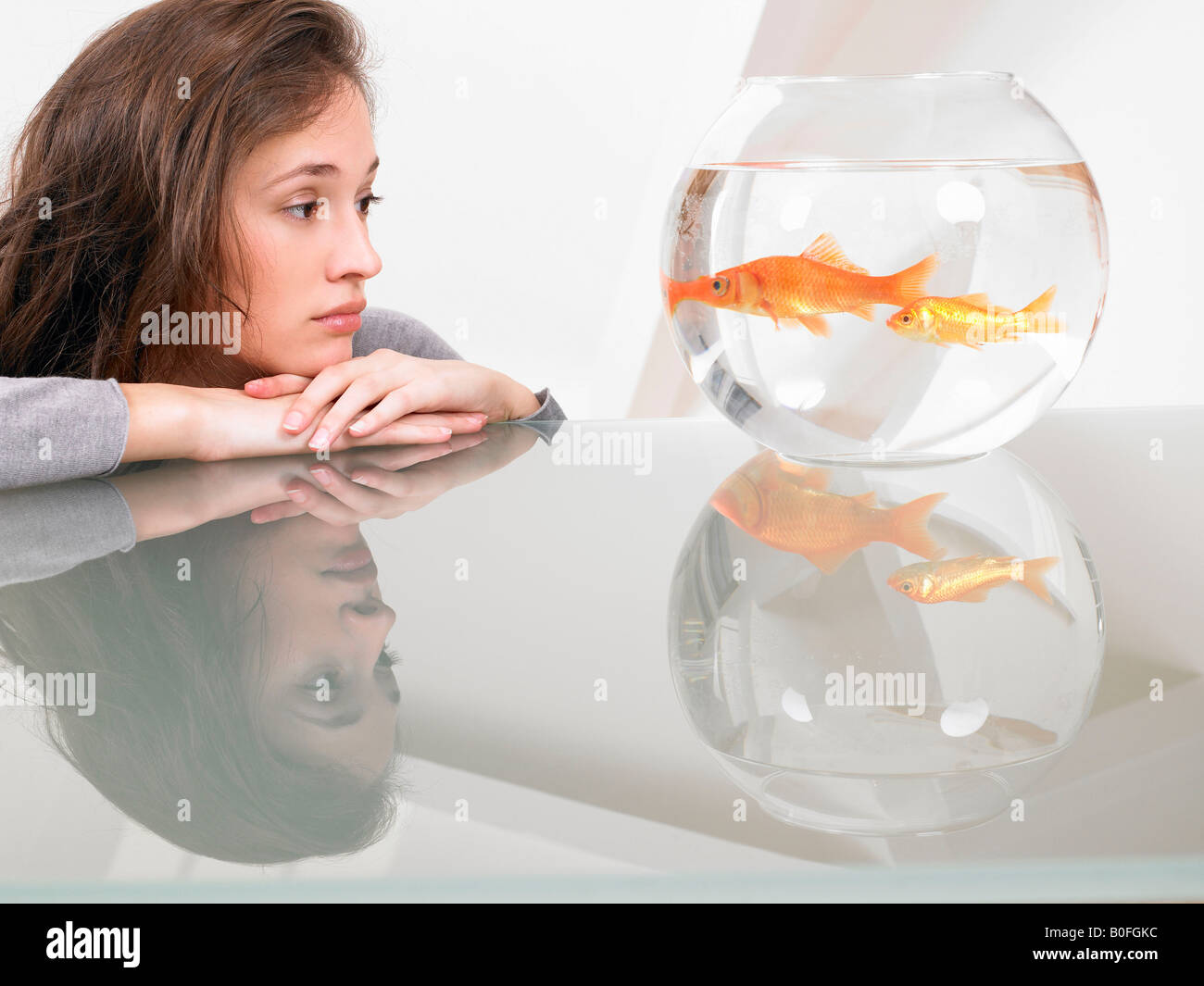Frau betrachten einen Goldfisch Stockfoto