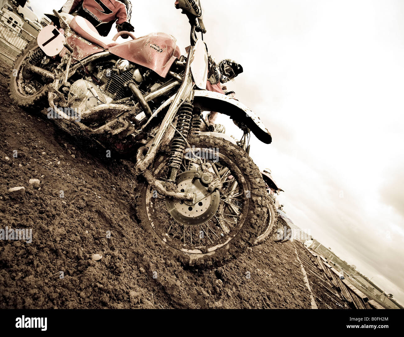 Twin-Schock Vintage Motocross-Fahrer, dass MX Sidecar Schmutz schlammigen mit knubbeligen Reifen Reifen Twin-Shock Dirt Bike MX Moto-X Kotflügel p Stockfoto