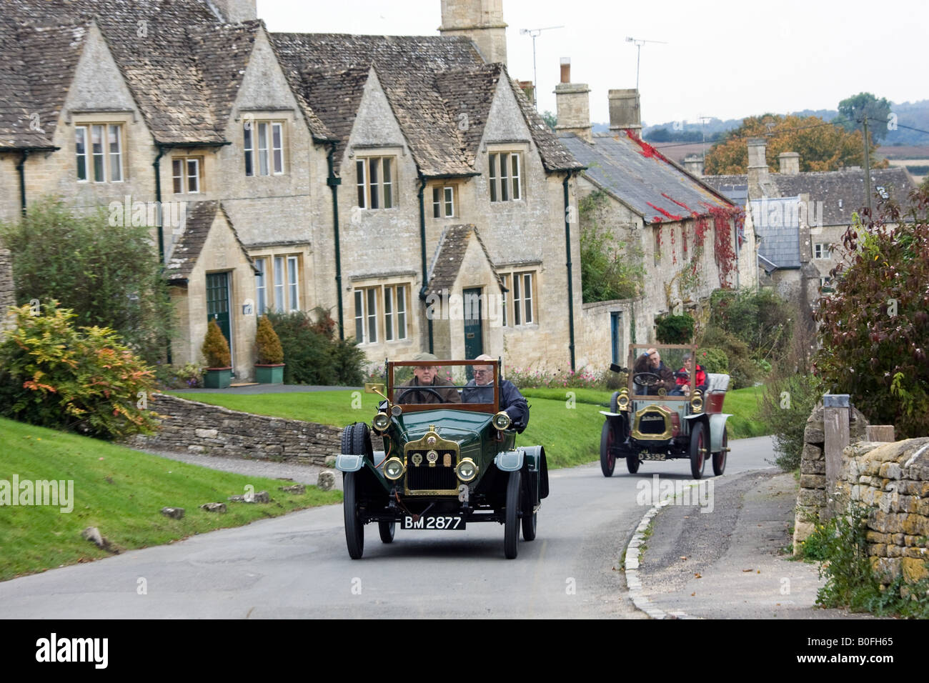 Oldtimer Fahrt durch Windrush Dorf auf einem Veteran Car Club Rallye Tag Gloucestershire Vereinigtes Königreich Stockfoto