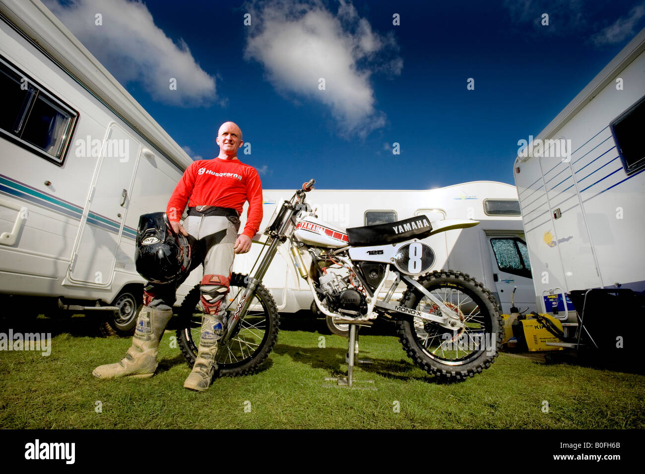 Twin Shock Vintage Motocross Fahrer MX Schmutz schlammigen mit knubbeligen Reifen Reifen Twin-Shock Dirt Bike MX Moto-X Kotflügel Power racer Stockfoto