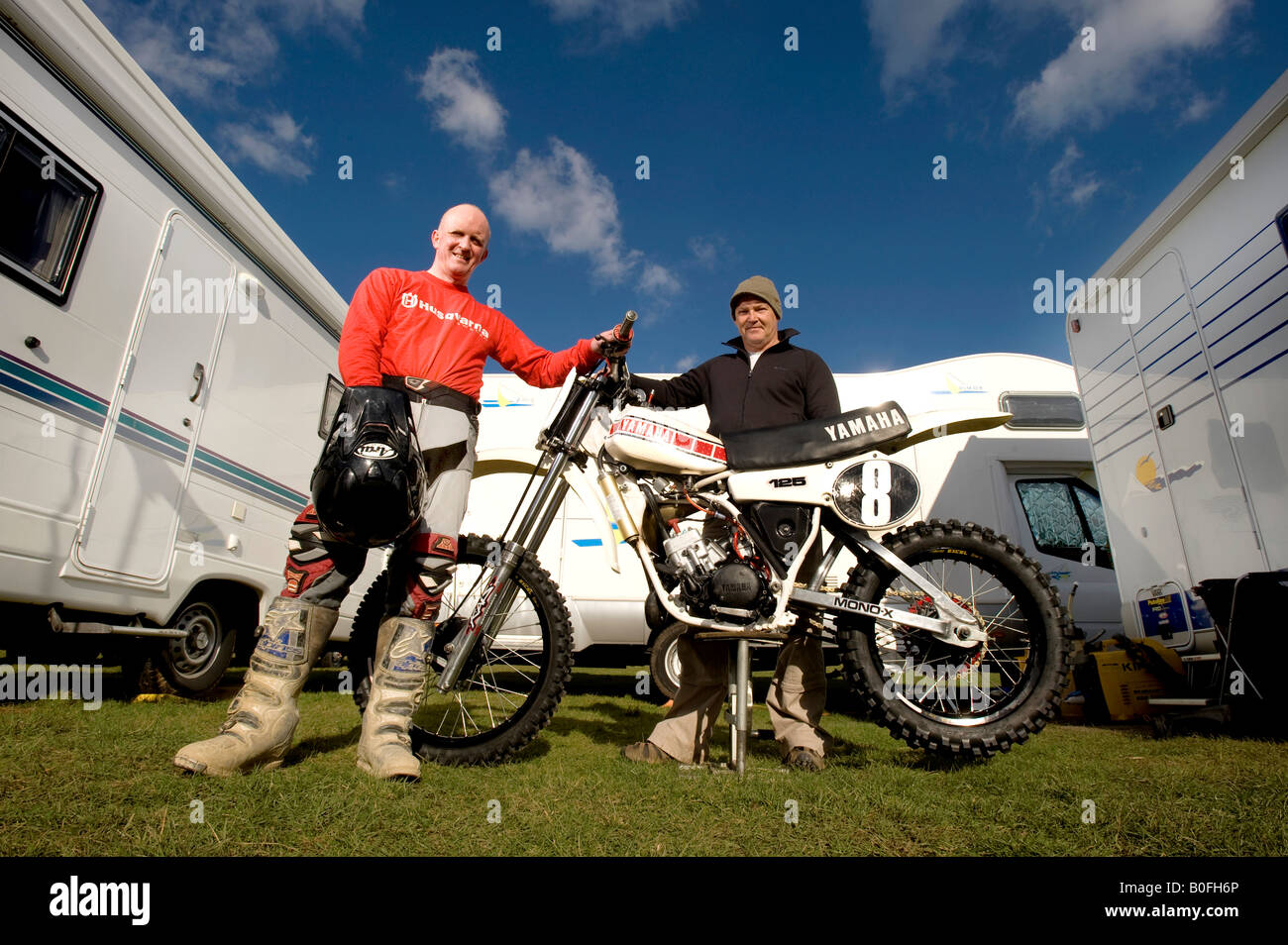 Twin Shock Vintage Motocross Fahrer MX Schmutz schlammigen mit knubbeligen Reifen Reifen Twin-Shock Dirt Bike MX Moto-X Kotflügel Power Racer ra Stockfoto