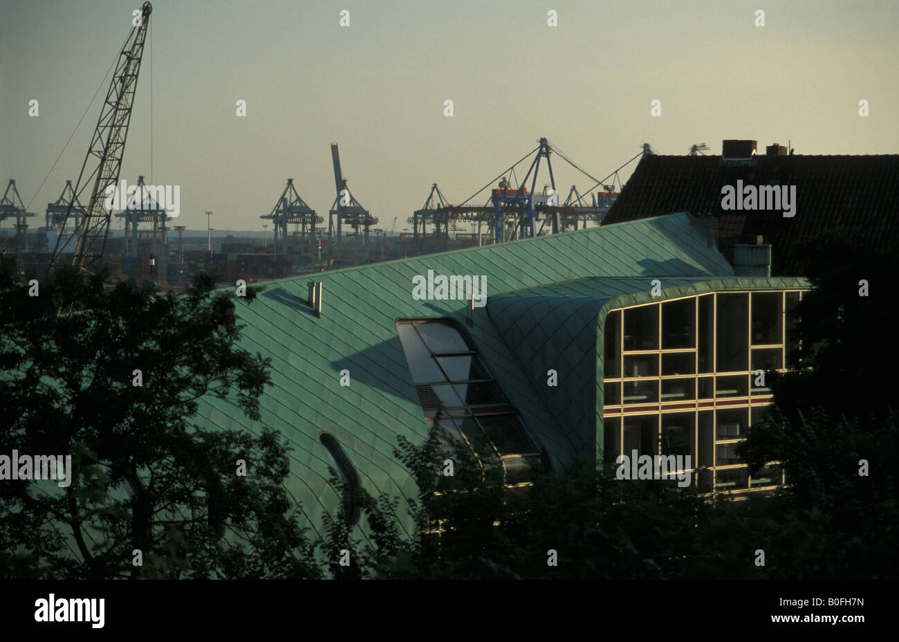 Das Kupferdach des modernen Bürogebäudes "Elbberg Campus" von den Architekten Bothe, Richter, Teherani in Hamburg, Deutschland Stockfoto