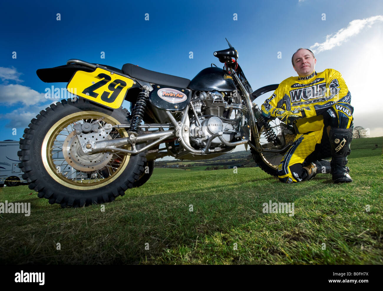 Twin Shock Vintage Vintage Motocrossfahrer MX Schmutz schlammigen mit knubbeligen Reifen Reifen Twin-Shock Dirt Bike MX Moto-X Beiwagen Stockfoto