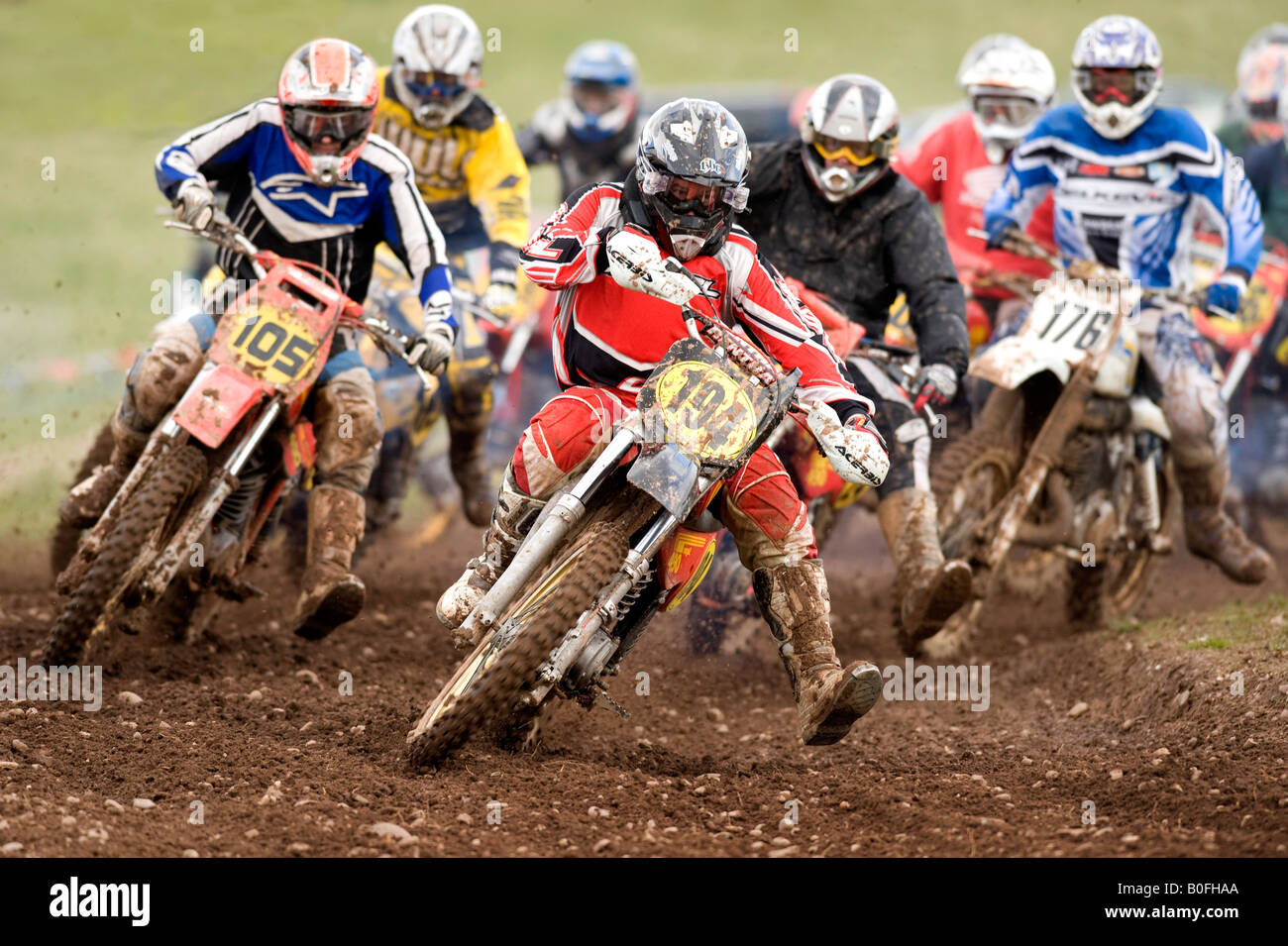 Twin Shock Vintage Motocross Fahrer MX Schmutz schlammigen mit knubbeligen Reifen Reifen Twin-Shock Dirt Bike MX Moto-X Kotflügel Power Racer r Stockfoto