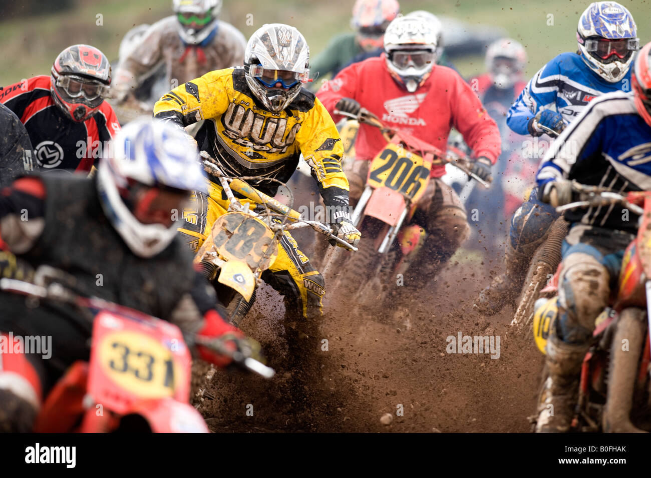 Twin Shock Vintage Motocross Fahrer MX Schmutz schlammigen mit knubbeligen Reifen Reifen Twin-Shock Dirt Bike MX Moto-X Kotflügel Power Racer r Stockfoto