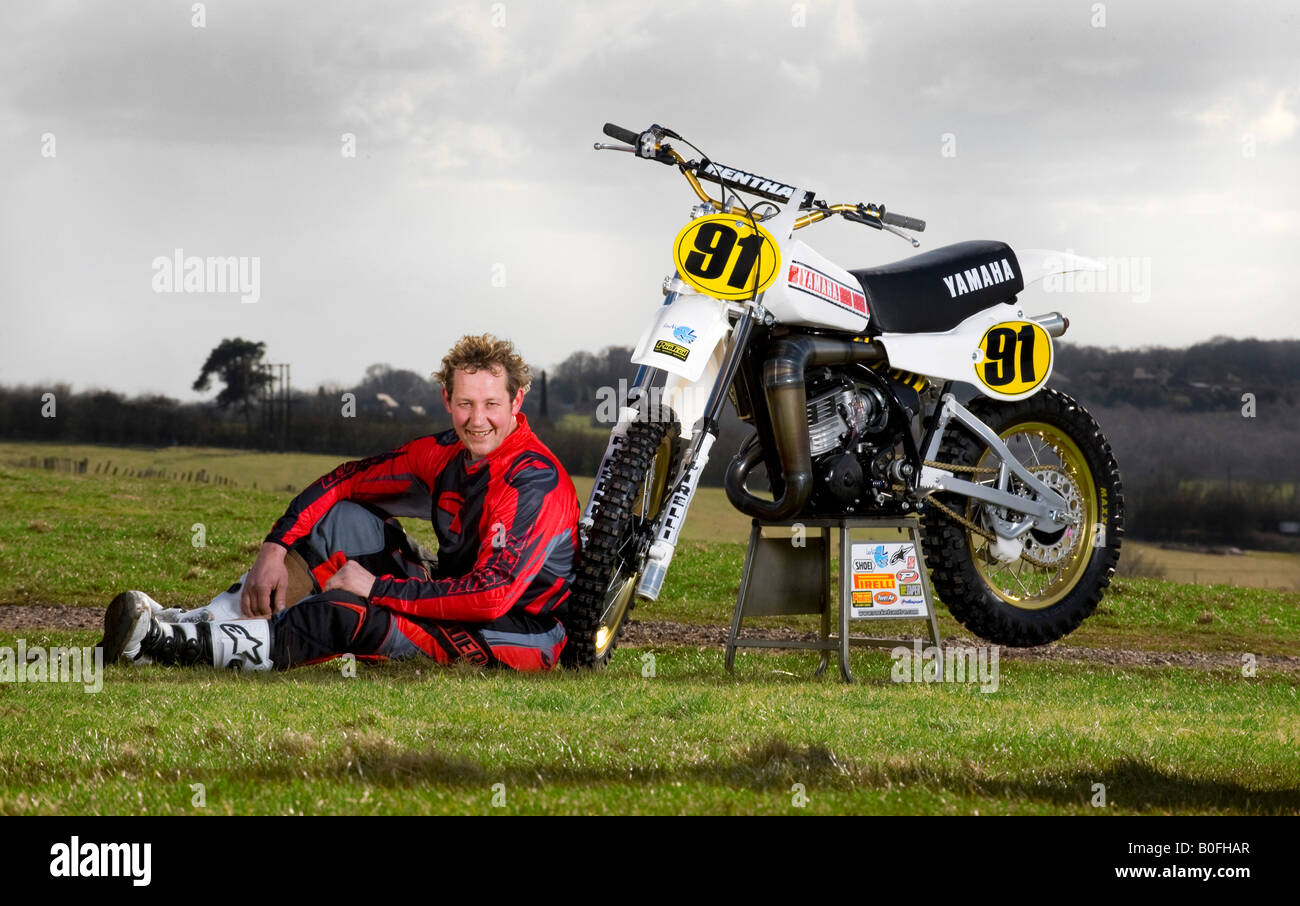 Twin Shock Vintage Motocross Fahrer MX Schmutz schlammigen mit knubbeligen Reifen Reifen Twin-Shock Dirt Bike MX Moto-X Kotflügel Power racer Stockfoto