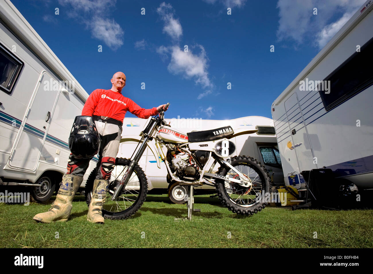 Twin Shock Vintage Motocross Fahrer MX Schmutz schlammigen mit knubbeligen Reifen Reifen Twin-Shock Dirt Bike MX Moto-X Kotflügel Power racer Stockfoto