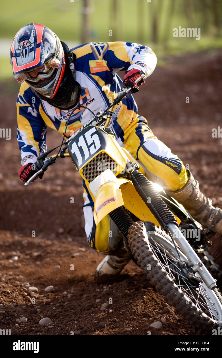 Twin Shock Vintage Motocross Fahrer MX Schmutz schlammigen mit knubbeligen Reifen Reifen Twin-Shock Dirt Bike MX Moto-X Kotflügel Power Racer r Stockfoto