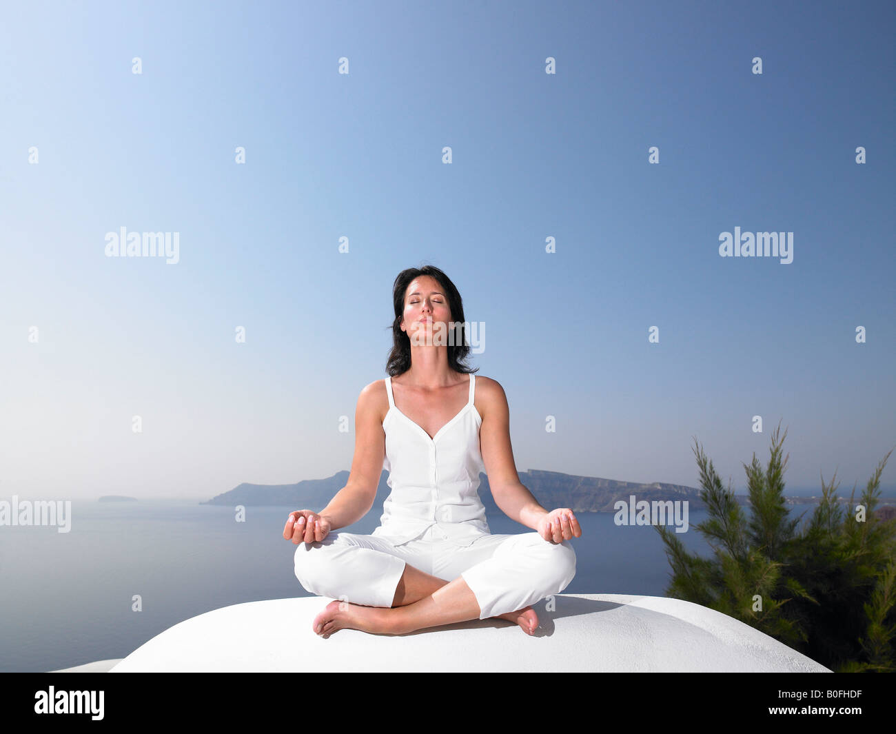 Frau in einer Yoga-Sitzung Stockfoto