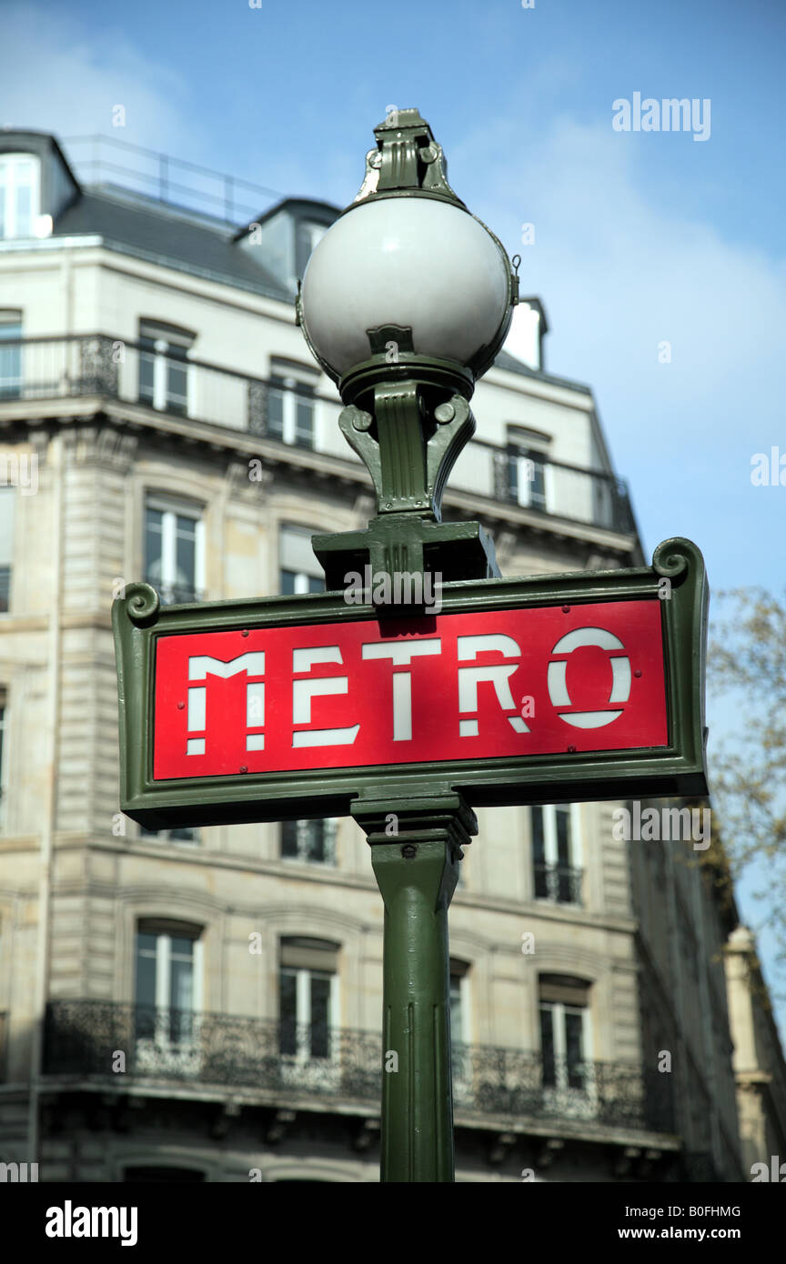 Nahaufnahme eines Zeichens für eine Paris Metro station Stockfoto
