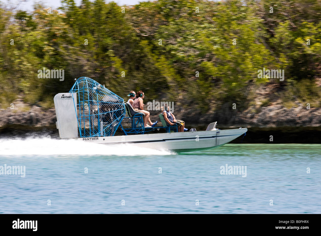 Familie Reiten auf einem Luftboot auf den Bahamas Stockfoto