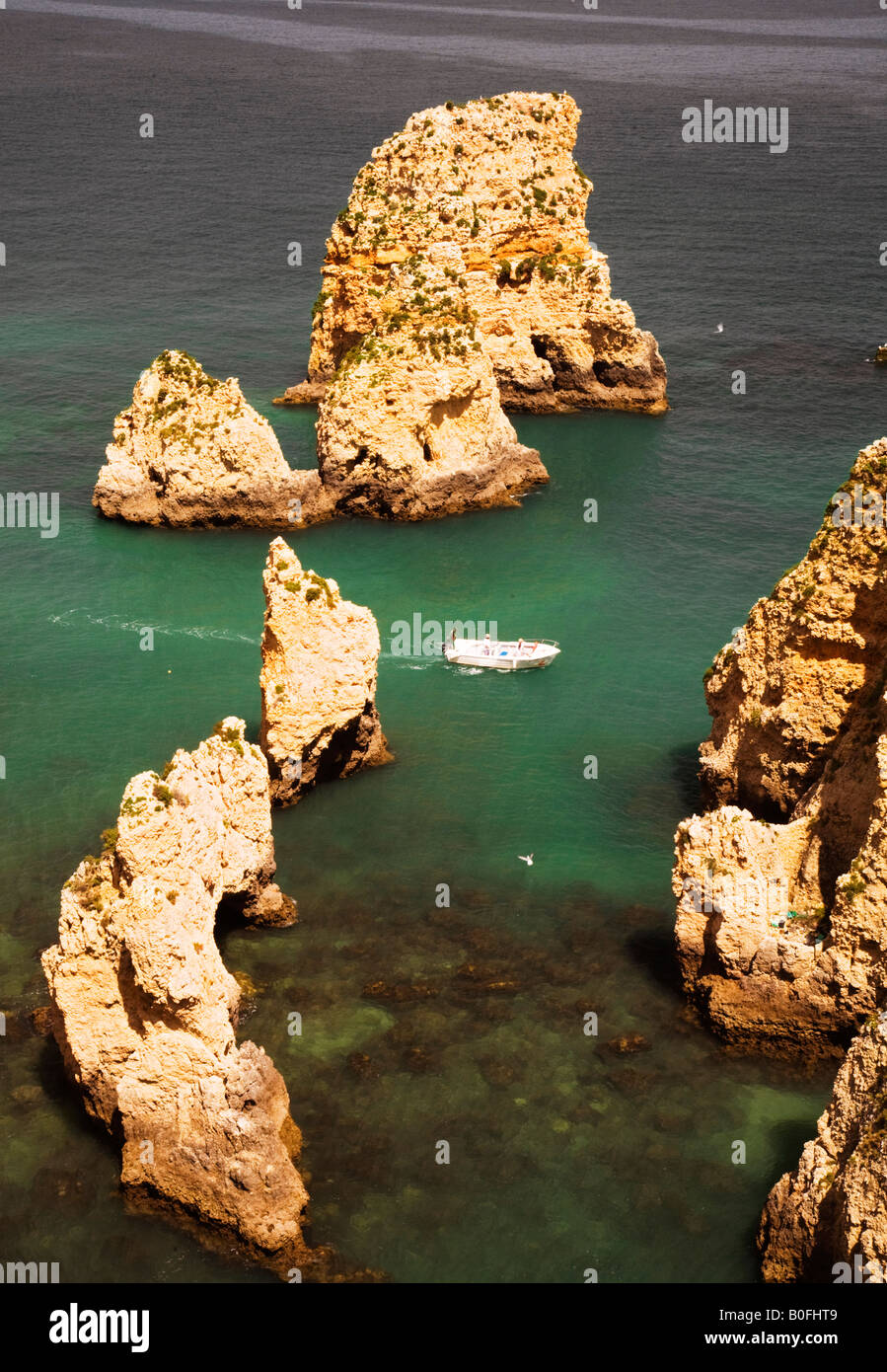 Schroffe Felsen mit Meerwasser, Portugal, Europa Stockfoto