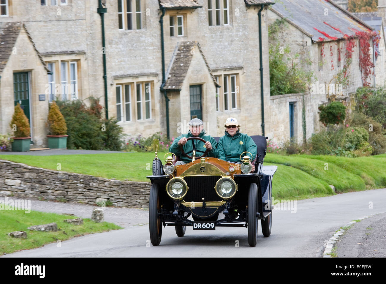 Oldtimer fährt durch Windrush Dorf auf einem Veteran Car Club Rallye Tag Gloucestershire Vereinigtes Königreich Stockfoto