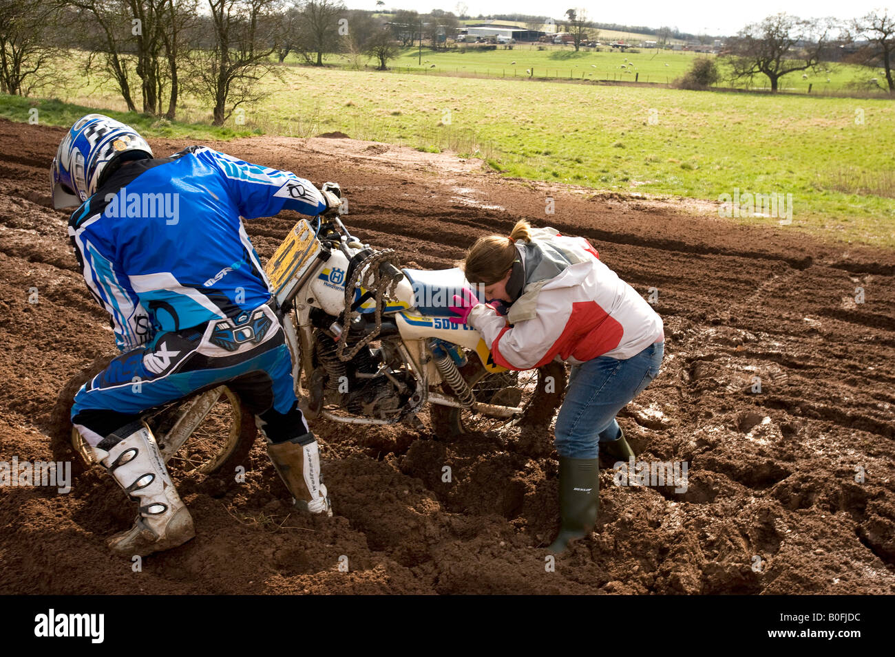 Twin Shock Vintage Motocross-Fahrer MX Schmutz mit knubbeligen Reifen Reifen Twin-Shock Dirt Bike MX Moto-X Kotflügel macht schlammig stecken Stockfoto
