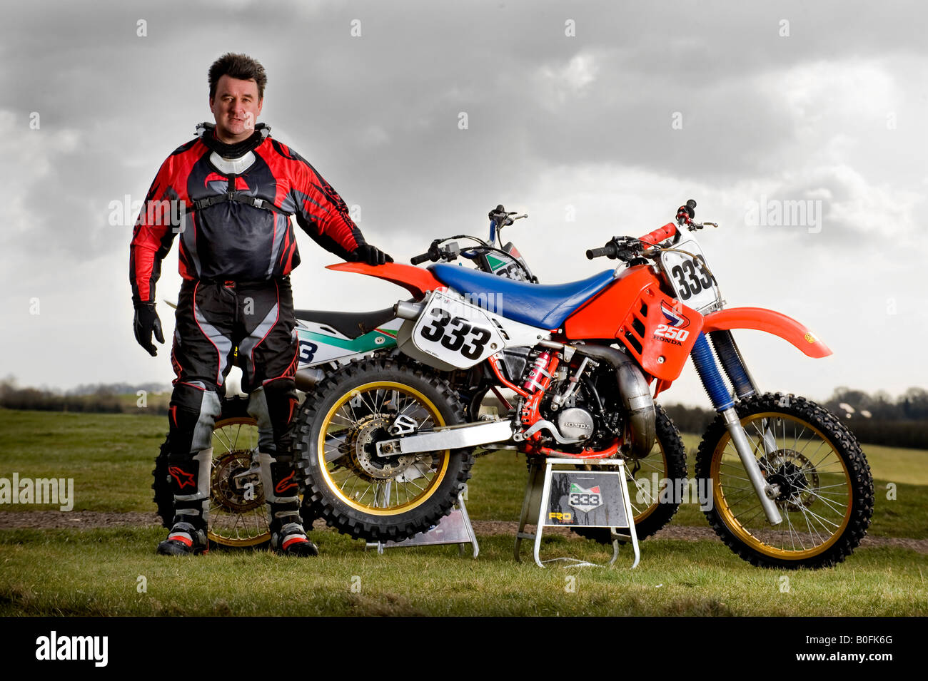 Twin Shock Vintage Motocross Fahrer MX Schmutz schlammigen mit knubbeligen Reifen Reifen Twin-Shock Dirt Bike MX Moto-X Kotflügel Power Racer ra Stockfoto