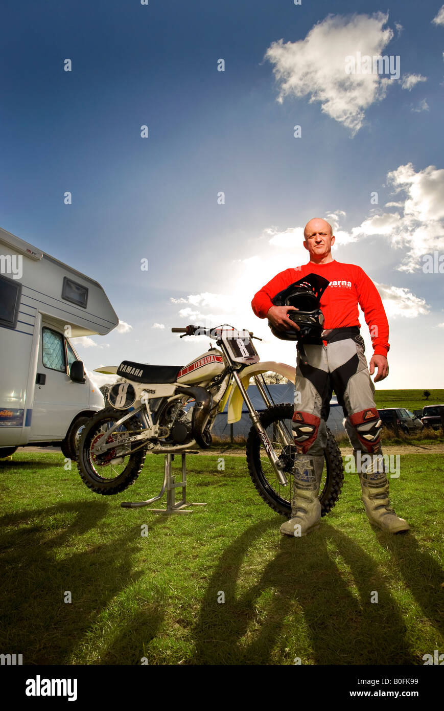 Twin Shock Vintage Motocross Fahrer MX Schmutz schlammigen mit knubbeligen Reifen Reifen Twin-Shock Dirt Bike MX Moto-X Kotflügel Power racer Stockfoto