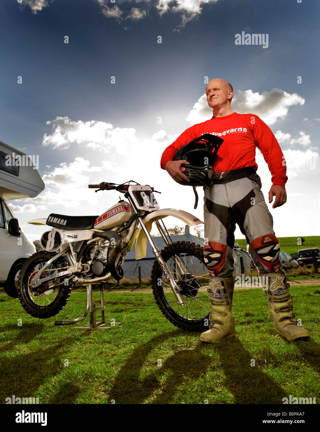 Twin Shock Vintage Motocross Fahrer MX Schmutz schlammigen mit knubbeligen Reifen Reifen Twin-Shock Dirt Bike MX Moto-X Kotflügel macht YZ125H Stockfoto
