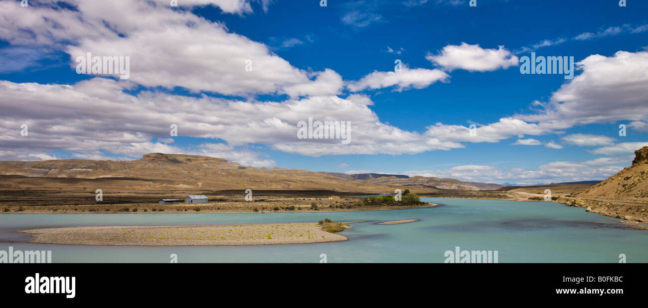 Das Gletscherwasser des Flusses breite Leona verleihen kargen Steppenlandschaft Patagonien Argentinien einige Farbe. Stockfoto