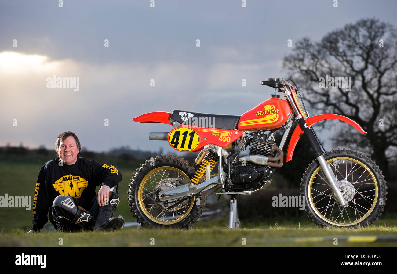 Twin Shock Vintage Motocross Fahrer MX Schmutz schlammigen mit knubbeligen Reifen Reifen Twin-Shock Dirt Bike MX Moto-X Kotflügel Power Racer r Stockfoto