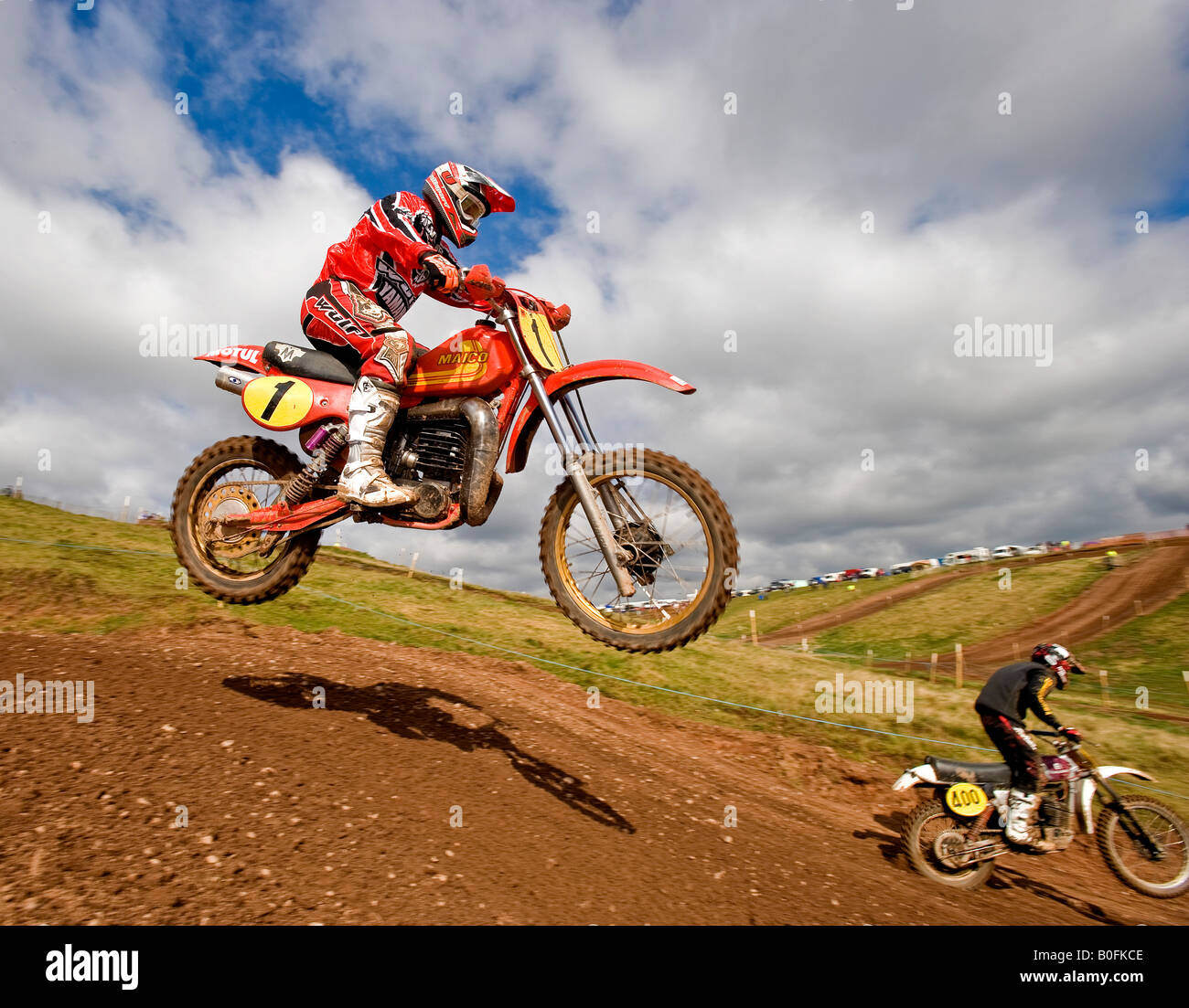 Twin Shock Vintage Motocross Fahrer MX Schmutz schlammigen mit knubbeligen Reifen Reifen Twin-Shock Dirt Bike MX Moto-X Kotflügel Power Racer ra Stockfoto