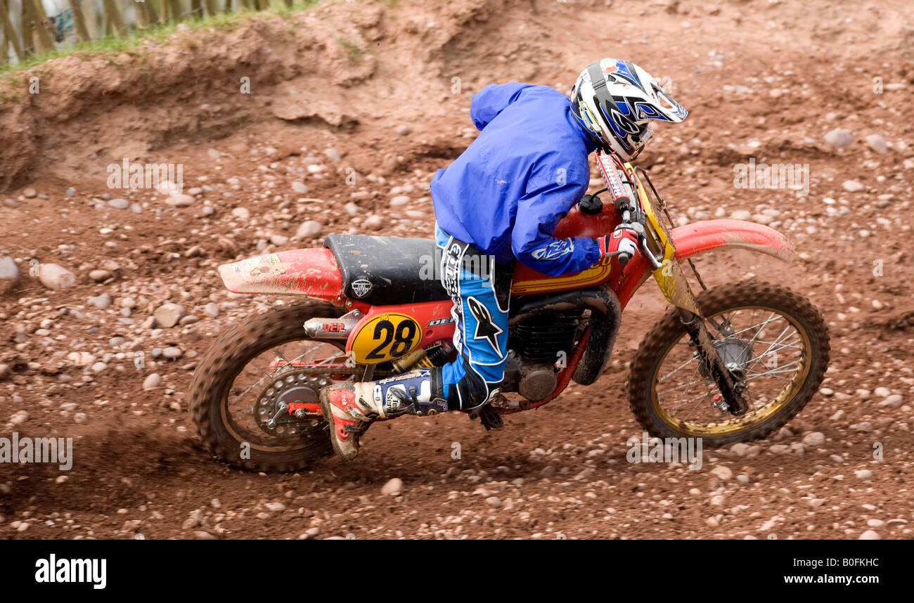 Twin Shock Vintage Motocross Fahrer MX Schmutz schlammigen mit knubbeligen Reifen Reifen Twin-Shock Dirt Bike MX Moto-X Kotflügel Power Racer r Stockfoto