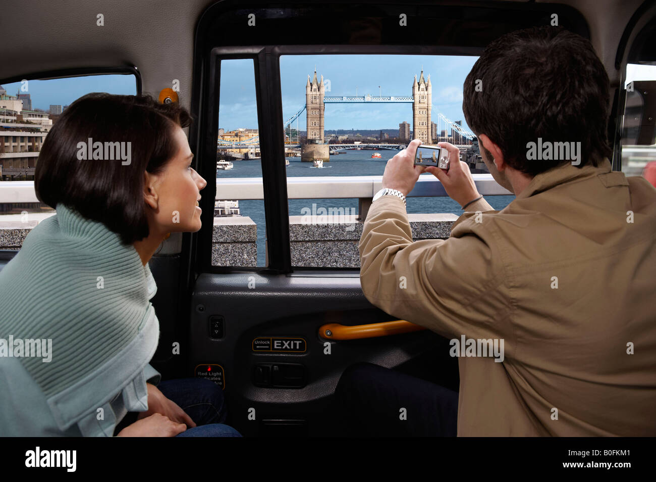 Paar im Taxi, Blick auf die Tower Bridge Stockfoto