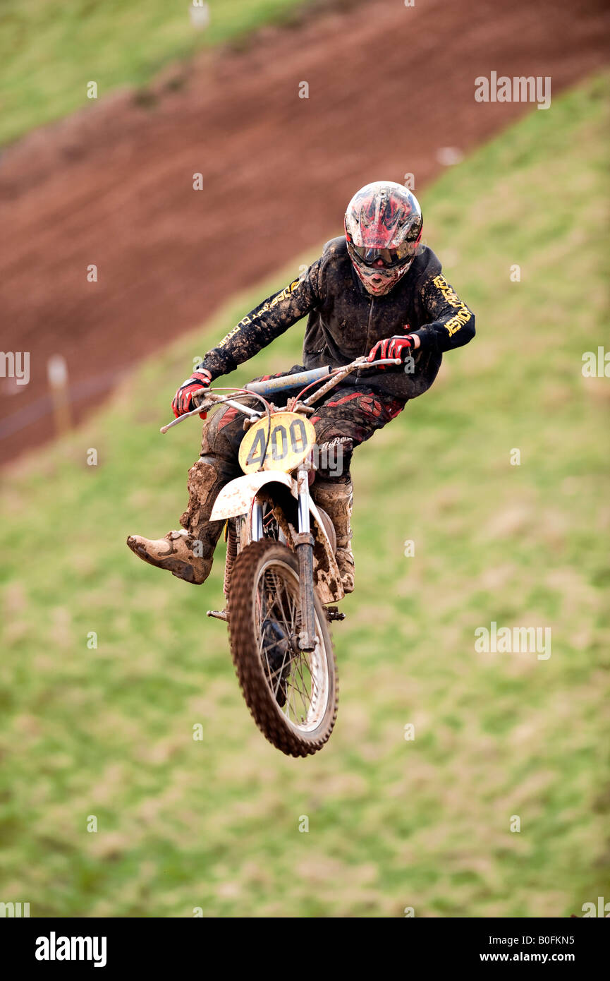 Twin Shock Vintage Motocross Fahrer MX Schmutz schlammigen mit knubbeligen Reifen Reifen Twin-Shock Dirt Bike MX Moto-X Kotflügel Power Racer r Stockfoto